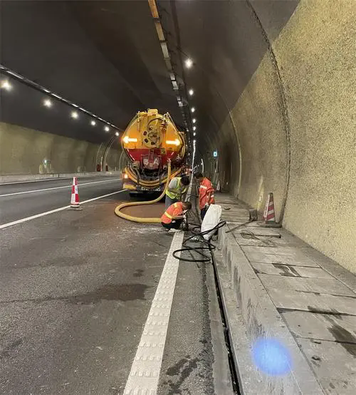 务川隧道排水渠清淤